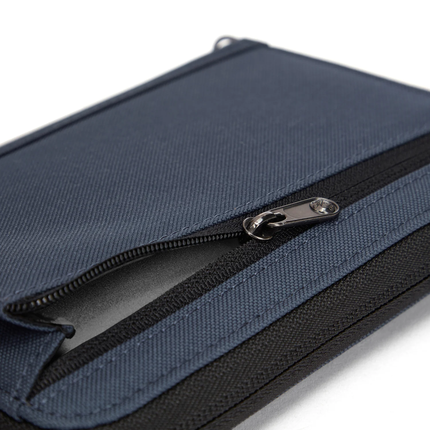 Pacsafe® RFIDsafe™ RFID blocking compact travel organizer - Image 8