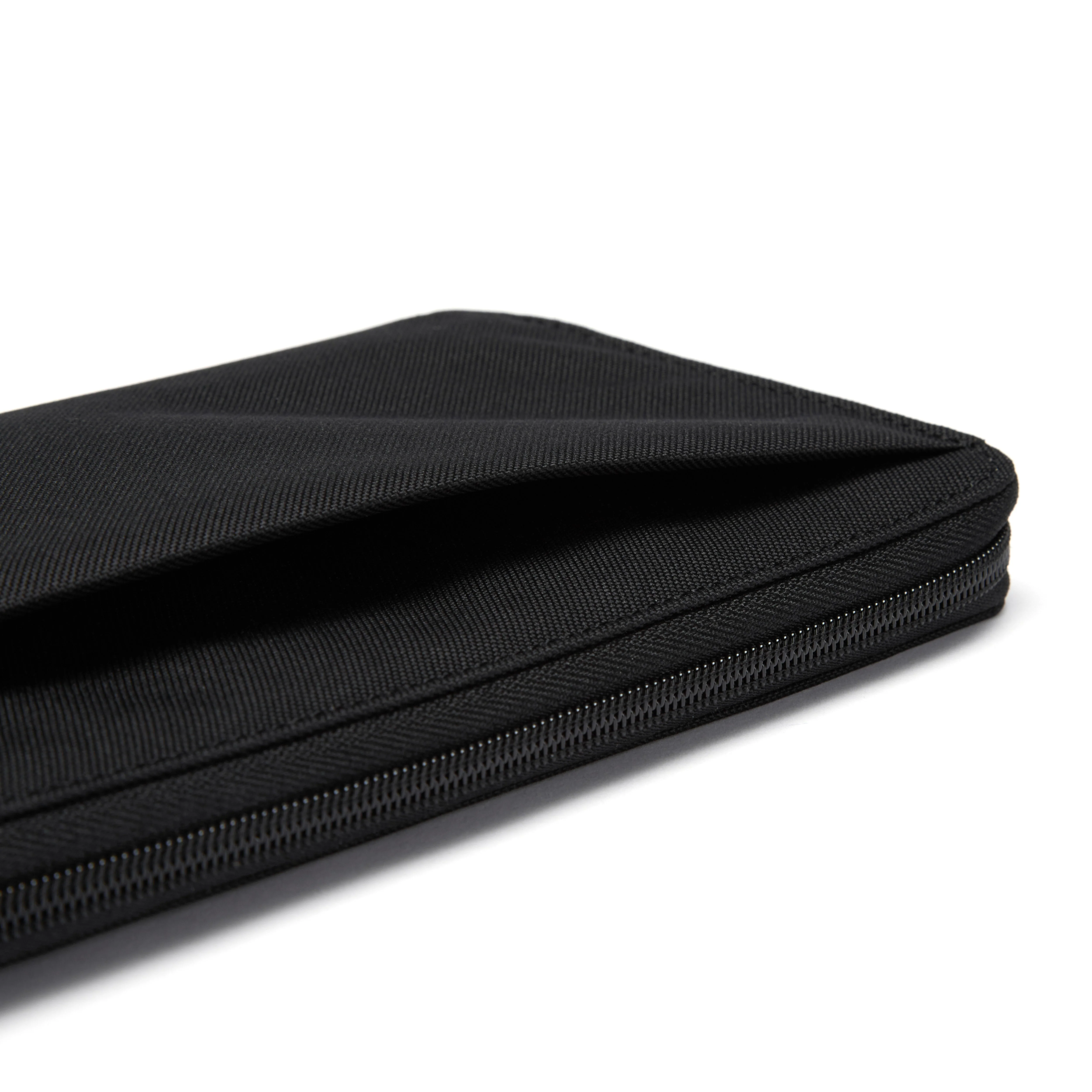 Pacsafe® RFIDsafe™ RFID blocking travel wallet - Image 18